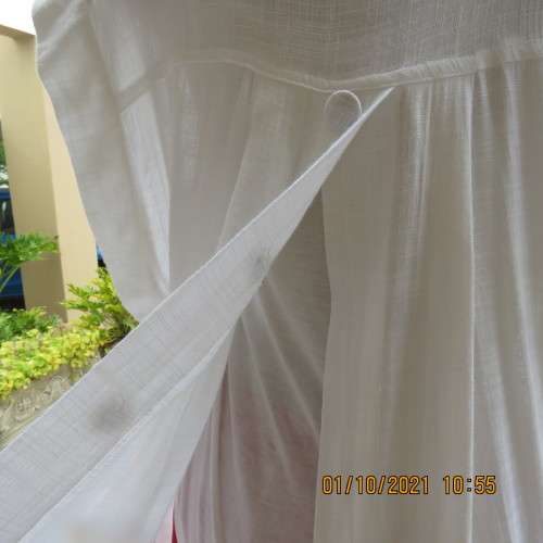 Free falling white linen coat/long jacket with tiny cut-on sleeves. By LEONIE in size 38 to 40.