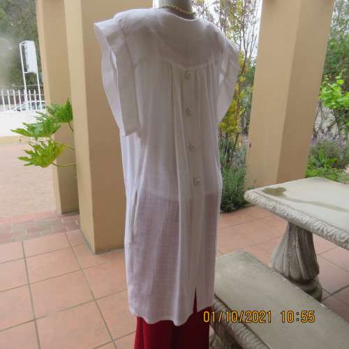 Free falling white linen coat/long jacket with tiny cut-on sleeves. By LEONIE in size 38 to 40.
