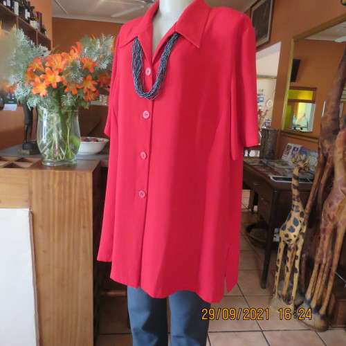 This bold red short sleeve top / jacket will be wardrobe favorite size 46/22 by RENE TAYLOR. As new.