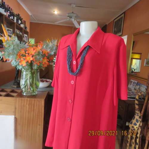 This bold red short sleeve top / jacket will be wardrobe favorite size 46/22 by RENE TAYLOR. As new.