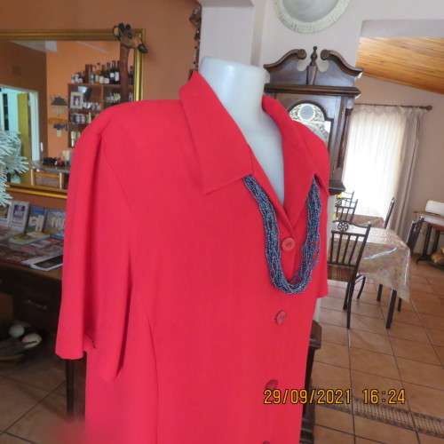 This bold red short sleeve top / jacket will be wardrobe favorite size 46/22 by RENE TAYLOR. As new.