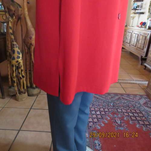 This bold red short sleeve top / jacket will be wardrobe favorite size 46/22 by RENE TAYLOR. As new.