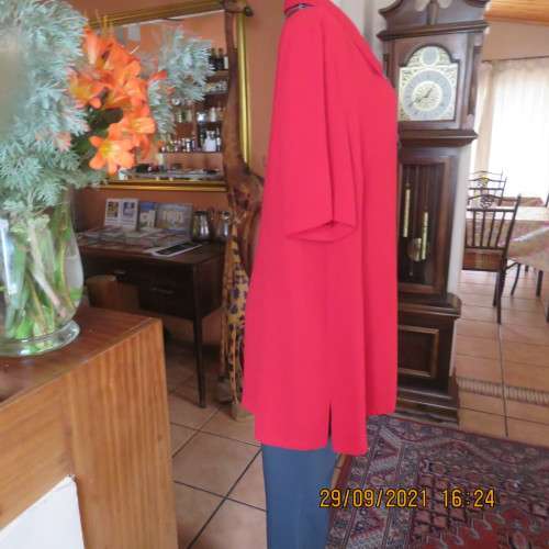 This bold red short sleeve top / jacket will be wardrobe favorite size 46/22 by RENE TAYLOR. As new.