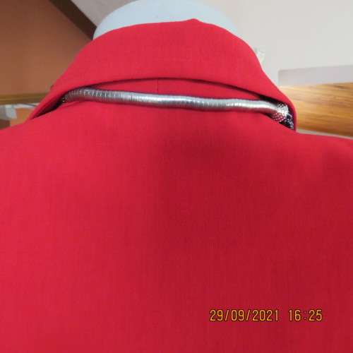 This bold red short sleeve top / jacket will be wardrobe favorite size 46/22 by RENE TAYLOR. As new.