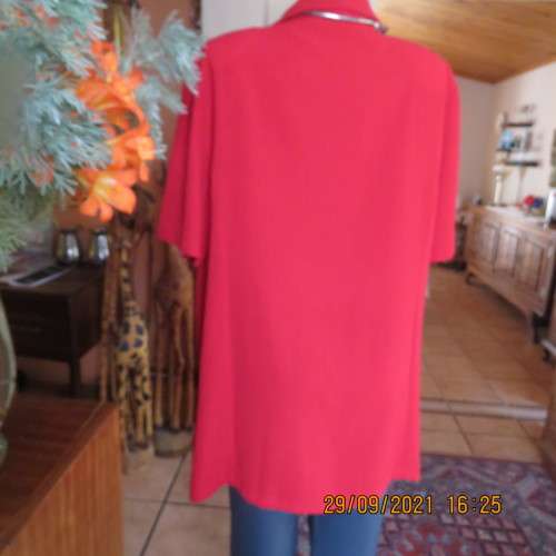This bold red short sleeve top / jacket will be wardrobe favorite size 46/22 by RENE TAYLOR. As new.