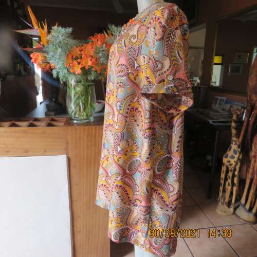 Get noticed in this cool knee length tunic style slip over dress size 44/20 by OAKRIDGE. As new.