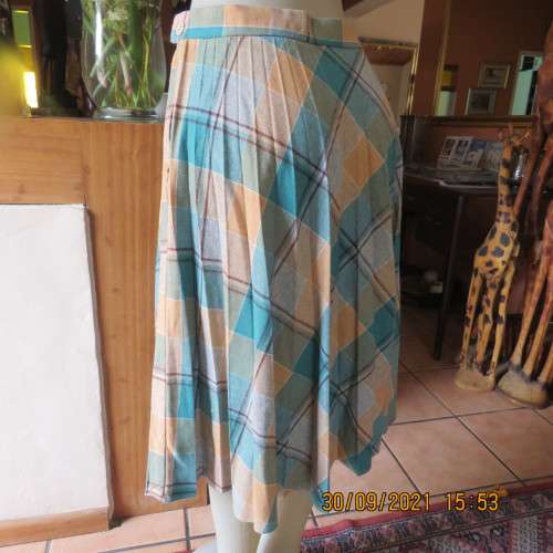 Check-mate ! Size 38/14 A TERSEL GARMENT.Concertina pleated jade/cream check.Polyester.