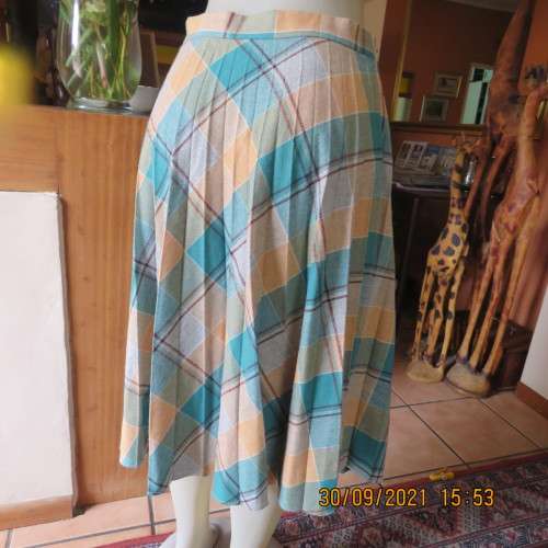 Check-mate ! Size 38/14 A TERSEL GARMENT.Concertina pleated jade/cream check.Polyester.