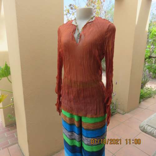 Slip over brick colour sheer crinkled polyester OASIS top with long angel sleeves.Size 34/10. As new