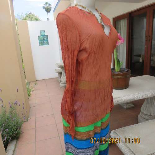 Slip over brick colour sheer crinkled polyester OASIS top with long angel sleeves.Size 34/10. As new