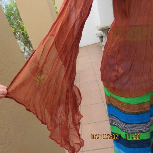 Slip over brick colour sheer crinkled polyester OASIS top with long angel sleeves.Size 34/10. As new