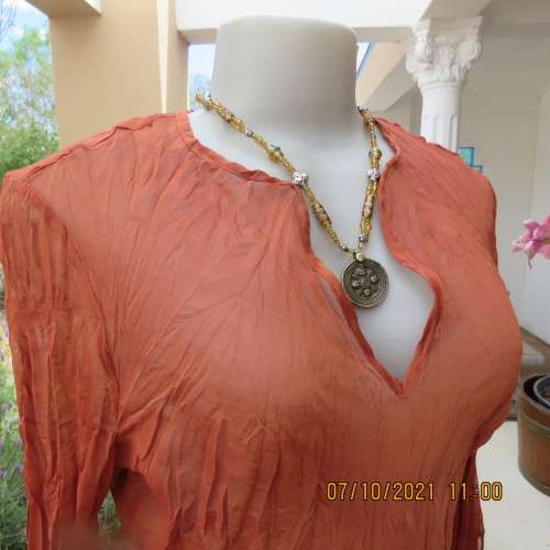 Slip over brick colour sheer crinkled polyester OASIS top with long angel sleeves.Size 34/10. As new