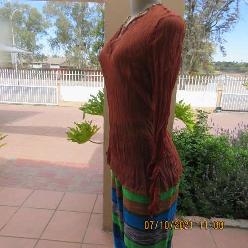 Slip over brick colour sheer crinkled polyester OASIS top with long angel sleeves.Size 34/10. As new