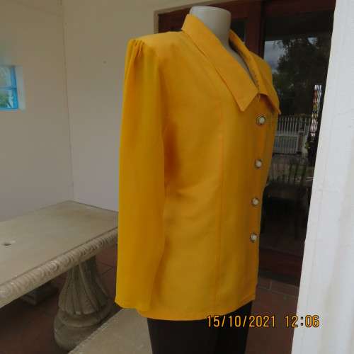 Fabulous mustard colour button down top by MERIEN HALL size 40/16.Sheer long sleeves.Buttons at back