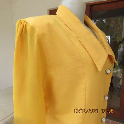 Fabulous mustard colour button down top by MERIEN HALL size 40/16.Sheer long sleeves.Buttons at back