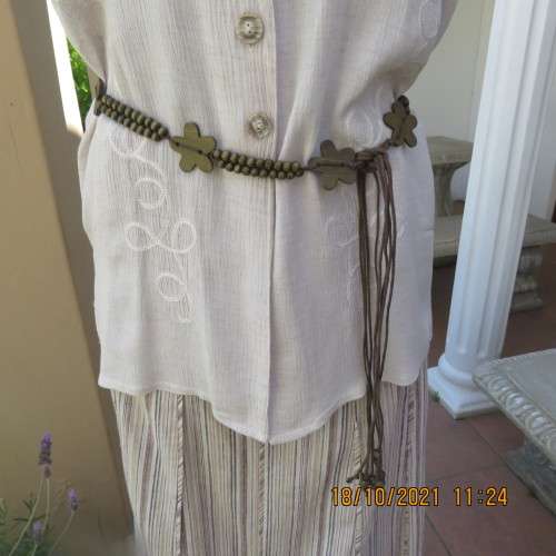Embroidered mottled beige vintage sleeveless top/jacket size 36 to 38 by DERMAR. Very good cond.