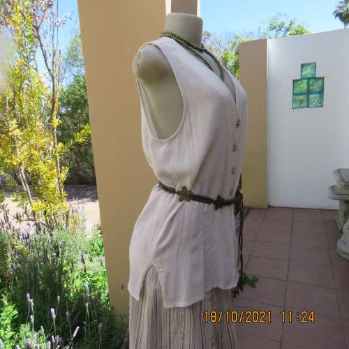 Embroidered mottled beige vintage sleeveless top/jacket size 36 to 38 by DERMAR. Very good cond.