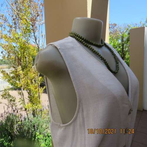Embroidered mottled beige vintage sleeveless top/jacket size 36 to 38 by DERMAR. Very good cond.