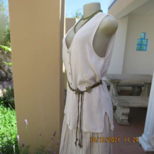 Embroidered mottled beige vintage sleeveless top/jacket size 36 to 38 by DERMAR. Very good cond.