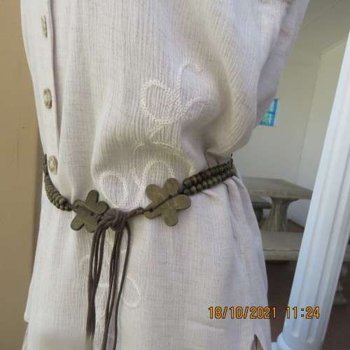 Embroidered mottled beige vintage sleeveless top/jacket size 36 to 38 by DERMAR. Very good cond.