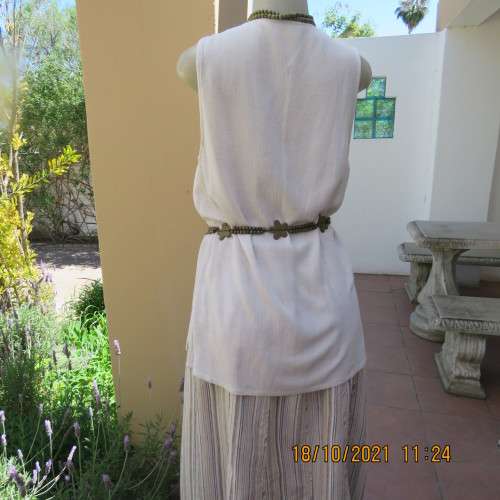 Embroidered mottled beige vintage sleeveless top/jacket size 36 to 38 by DERMAR. Very good cond.