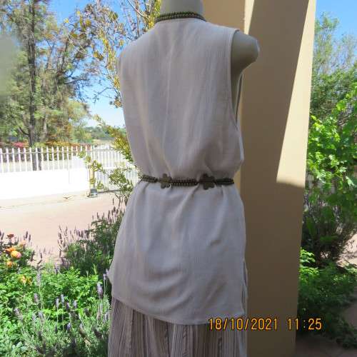 Embroidered mottled beige vintage sleeveless top/jacket size 36 to 38 by DERMAR. Very good cond.