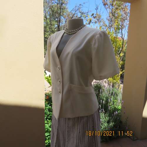 Smart cropped light cream short sleeve button down 100% polyester size 40/16 jacket.New condition.