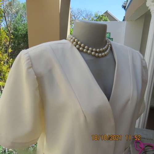 Smart cropped light cream short sleeve button down 100% polyester size 40/16 jacket.New condition.