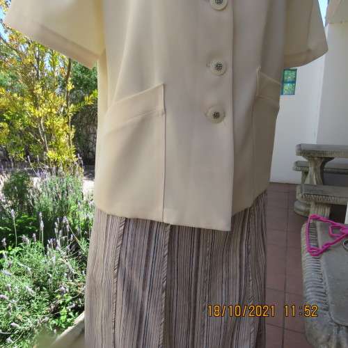 Smart cropped light cream short sleeve button down 100% polyester size 40/16 jacket.New condition.