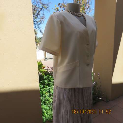 Smart cropped light cream short sleeve button down 100% polyester size 40/16 jacket.New condition.