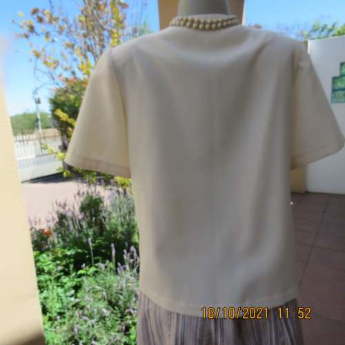 Smart cropped light cream short sleeve button down 100% polyester size 40/16 jacket.New condition.