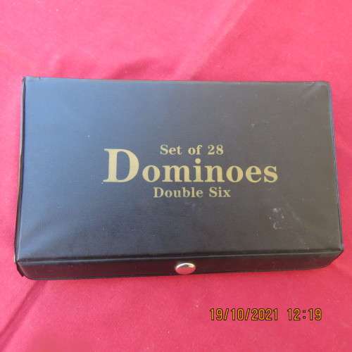 Set of  28 DOMINOES in vinyl box.