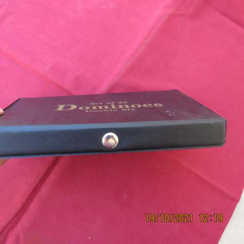 Set of  28 DOMINOES in vinyl box.