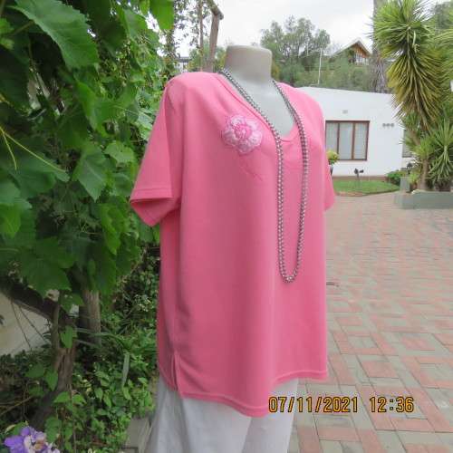 Coral colour slip over short sleeve top in ribbed polycotton fabric.Applique satin flower.Size 46/48
