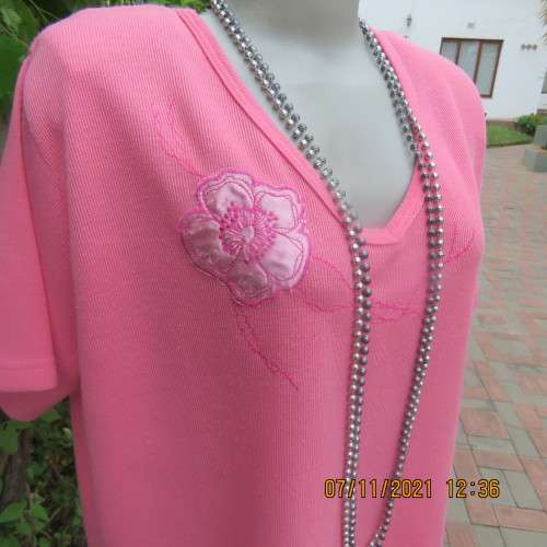 Coral colour slip over short sleeve top in ribbed polycotton fabric.Applique satin flower.Size 46/48