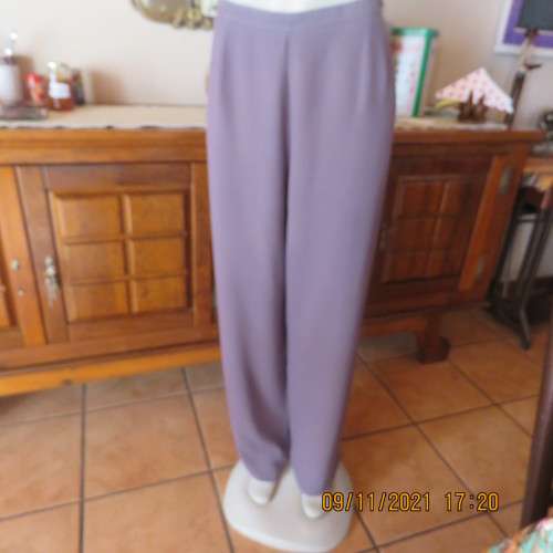 Smart dress pants in light plum colour with tapered legs and zip at side.Size 42/18 by MERIEN HALL.