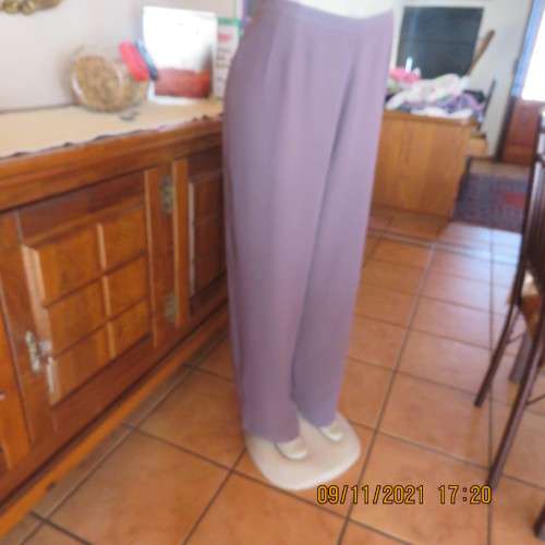 Smart dress pants in light plum colour with tapered legs and zip at side.Size 42/18 by MERIEN HALL.