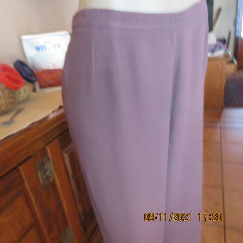 Smart dress pants in light plum colour with tapered legs and zip at side.Size 42/18 by MERIEN HALL.