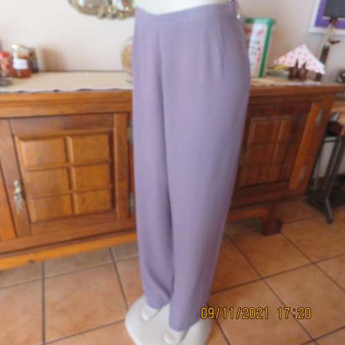 Smart dress pants in light plum colour with tapered legs and zip at side.Size 42/18 by MERIEN HALL.