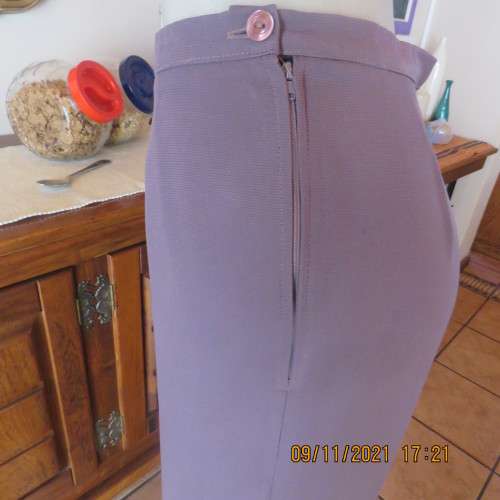 Smart dress pants in light plum colour with tapered legs and zip at side.Size 42/18 by MERIEN HALL.