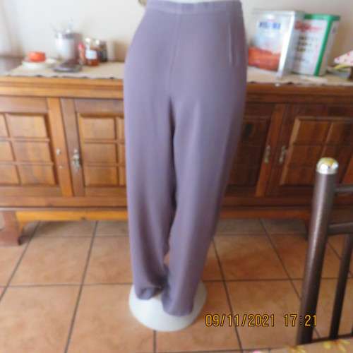Smart dress pants in light plum colour with tapered legs and zip at side.Size 42/18 by MERIEN HALL.