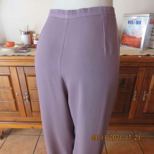 Smart dress pants in light plum colour with tapered legs and zip at side.Size 42/18 by MERIEN HALL.