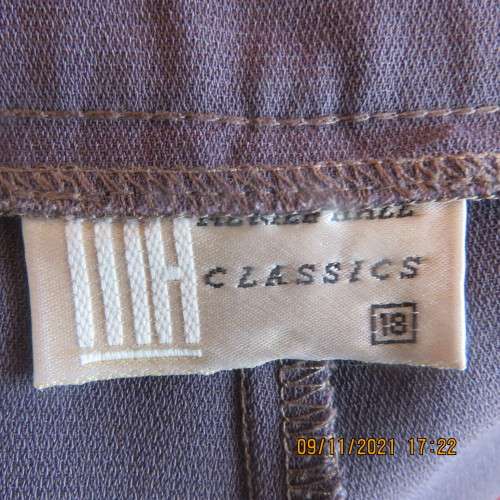 Smart dress pants in light plum colour with tapered legs and zip at side.Size 42/18 by MERIEN HALL.