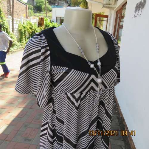 Stunning new short sleeve monochrome empire waist dress in soft silky 2 layer polyester.Size 32/8