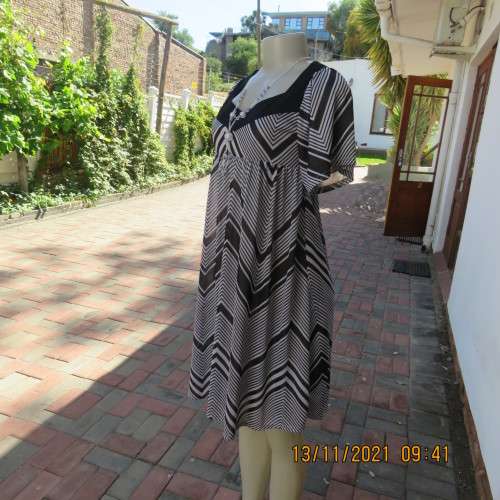 Stunning new short sleeve monochrome empire waist dress in soft silky 2 layer polyester.Size 32/8