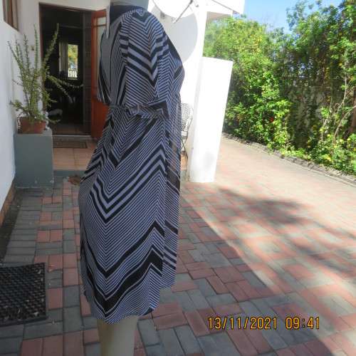 Stunning new short sleeve monochrome empire waist dress in soft silky 2 layer polyester.Size 32/8
