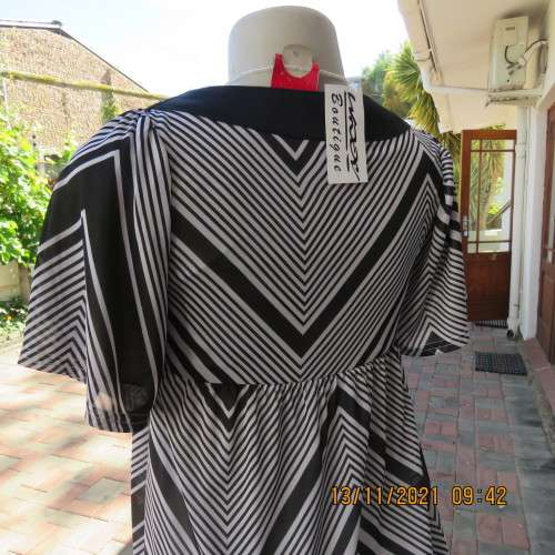 Stunning new short sleeve monochrome empire waist dress in soft silky 2 layer polyester.Size 32/8