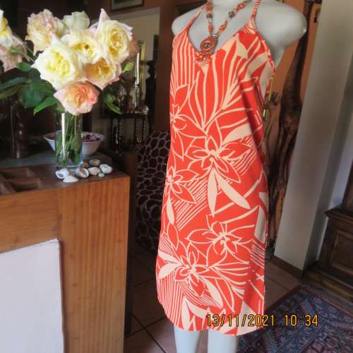 Ultra cool and sexy nectarine-pale peach geometric printed strappy top size 32