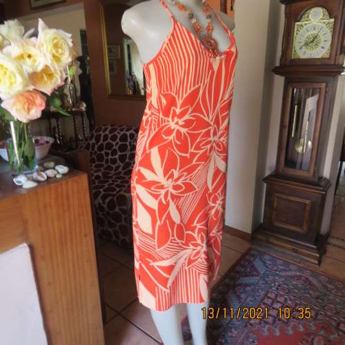 Ultra cool and sexy nectarine-pale peach geometric printed strappy top size 32