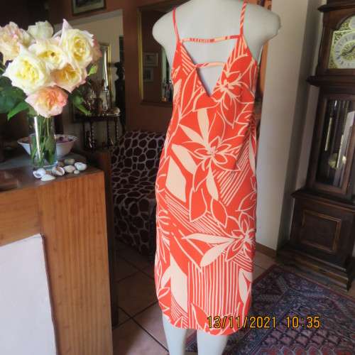 Ultra cool and sexy nectarine-pale peach geometric printed strappy top size 32